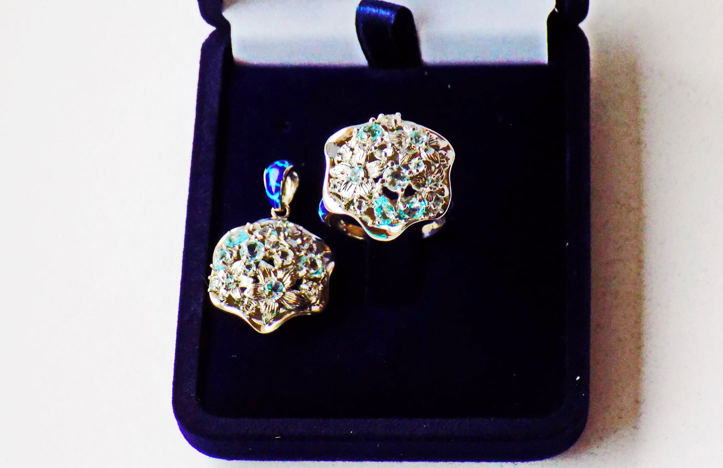 Серебряное кольцо с голубыми и белыми топазами. 