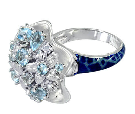 Серебряное кольцо с голубыми и белыми топазами. 
