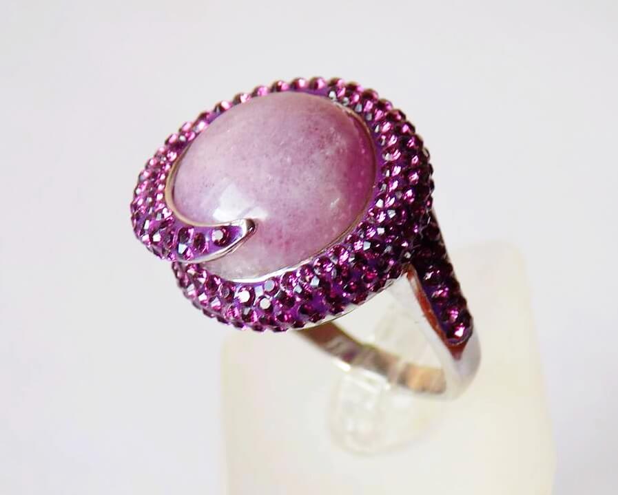 Серебряное кольцо с фиолетовым нефритом и кристаллами SWAROVSKI