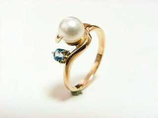 14K Red Gold Ring with White Freshwater Pearl and Blue Topaz