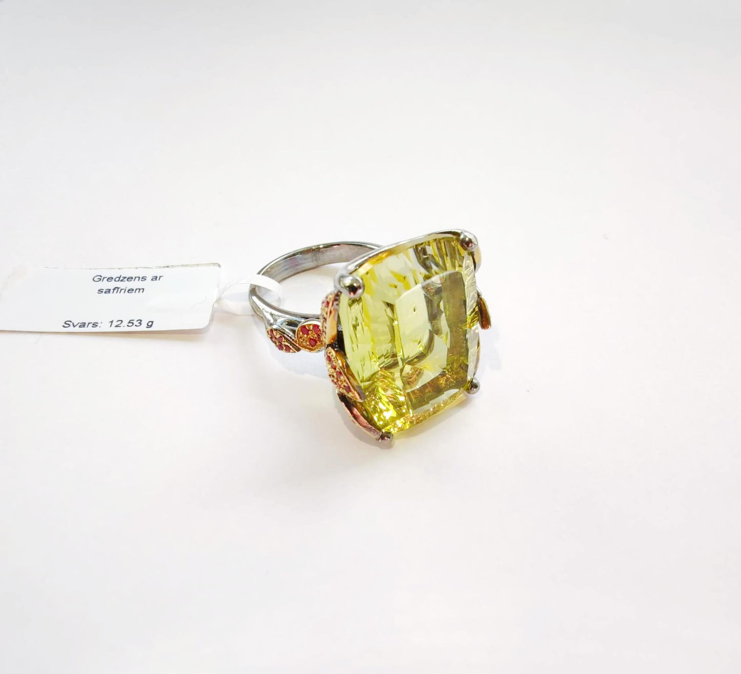 Серебряное кольцо с лимонным цитрином и красными сапфирами