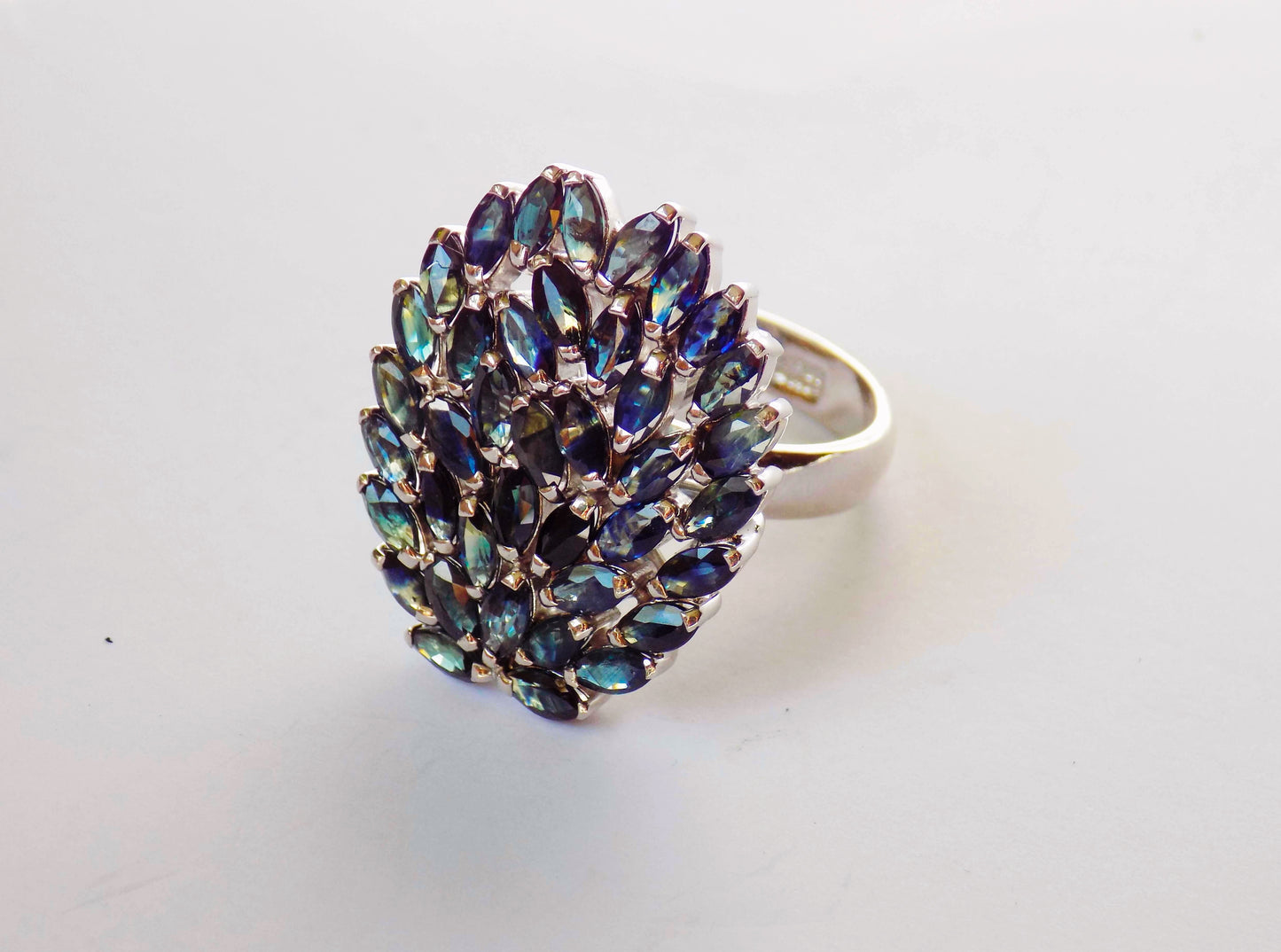 Серебряное кольцо с голубыми сапфирами