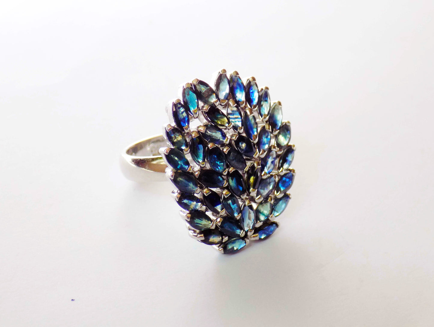 Серебряное кольцо с голубыми сапфирами