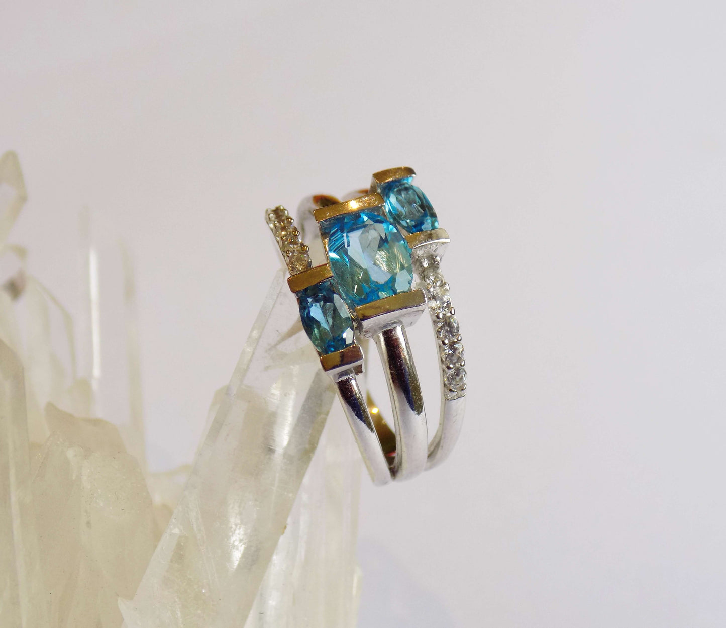 Серебряное кольцо с голубым топазом, лондонскими голубыми топазами и цирконами