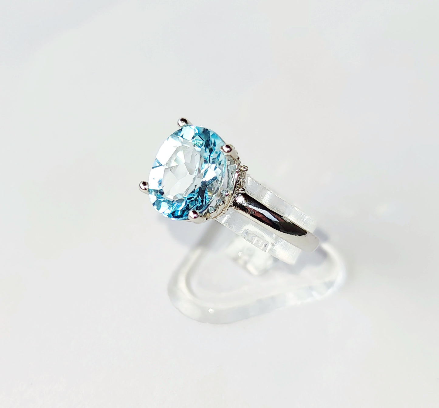 Серебряное кольцо с голубым Топазом и Цирконами