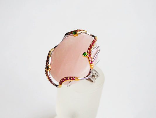 Серебряное кольцо с розовым кварцем, родолитами и цаворитами