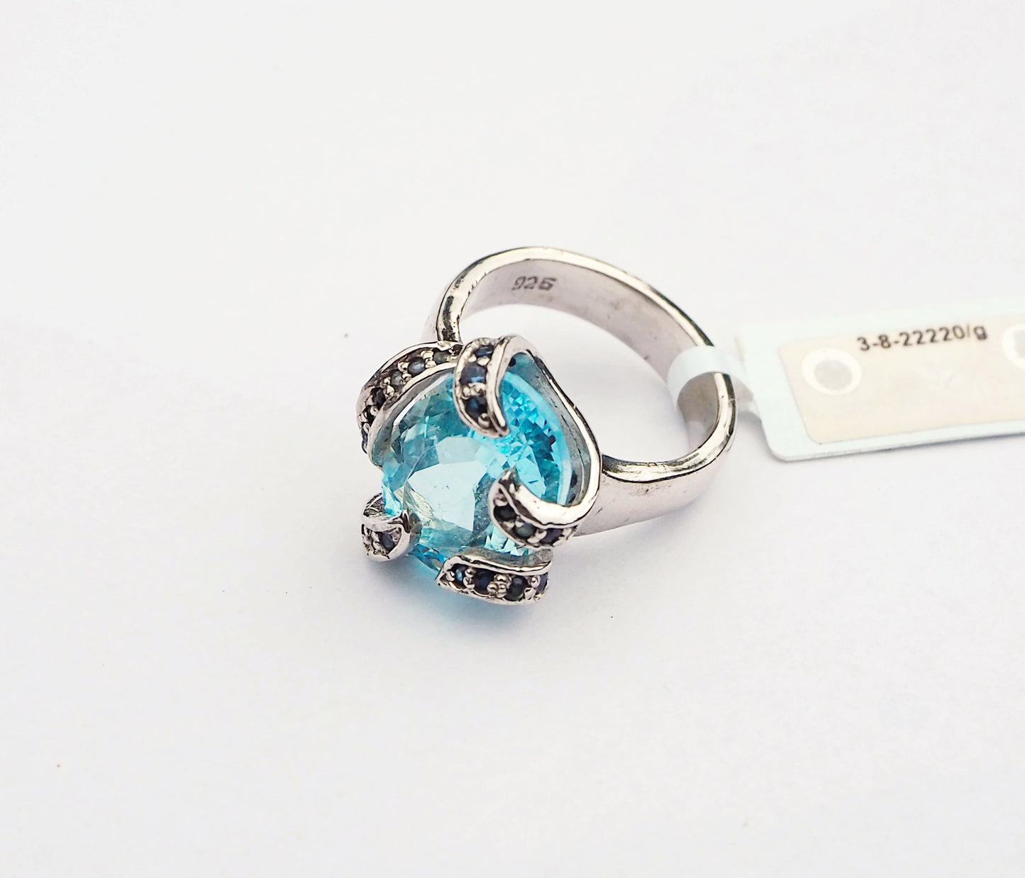 Серебряное кольцо с голубым топазом и голубыми сапфирами