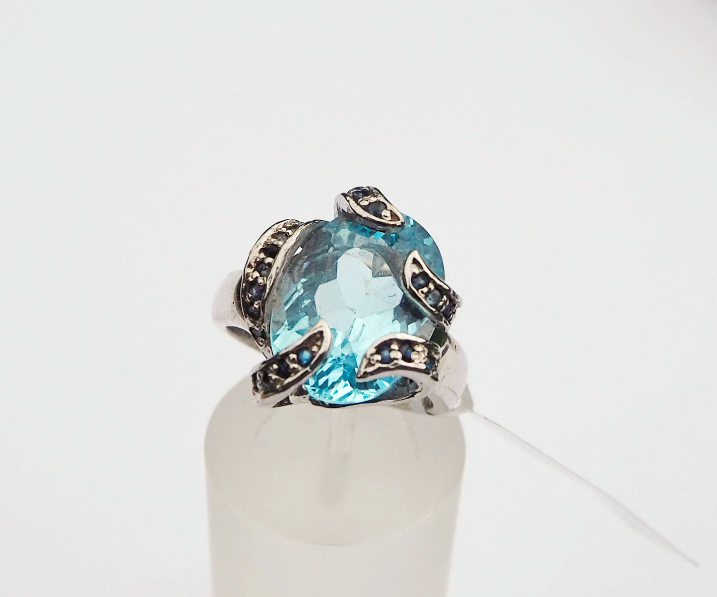 Серебряное кольцо с голубым топазом и голубыми сапфирами